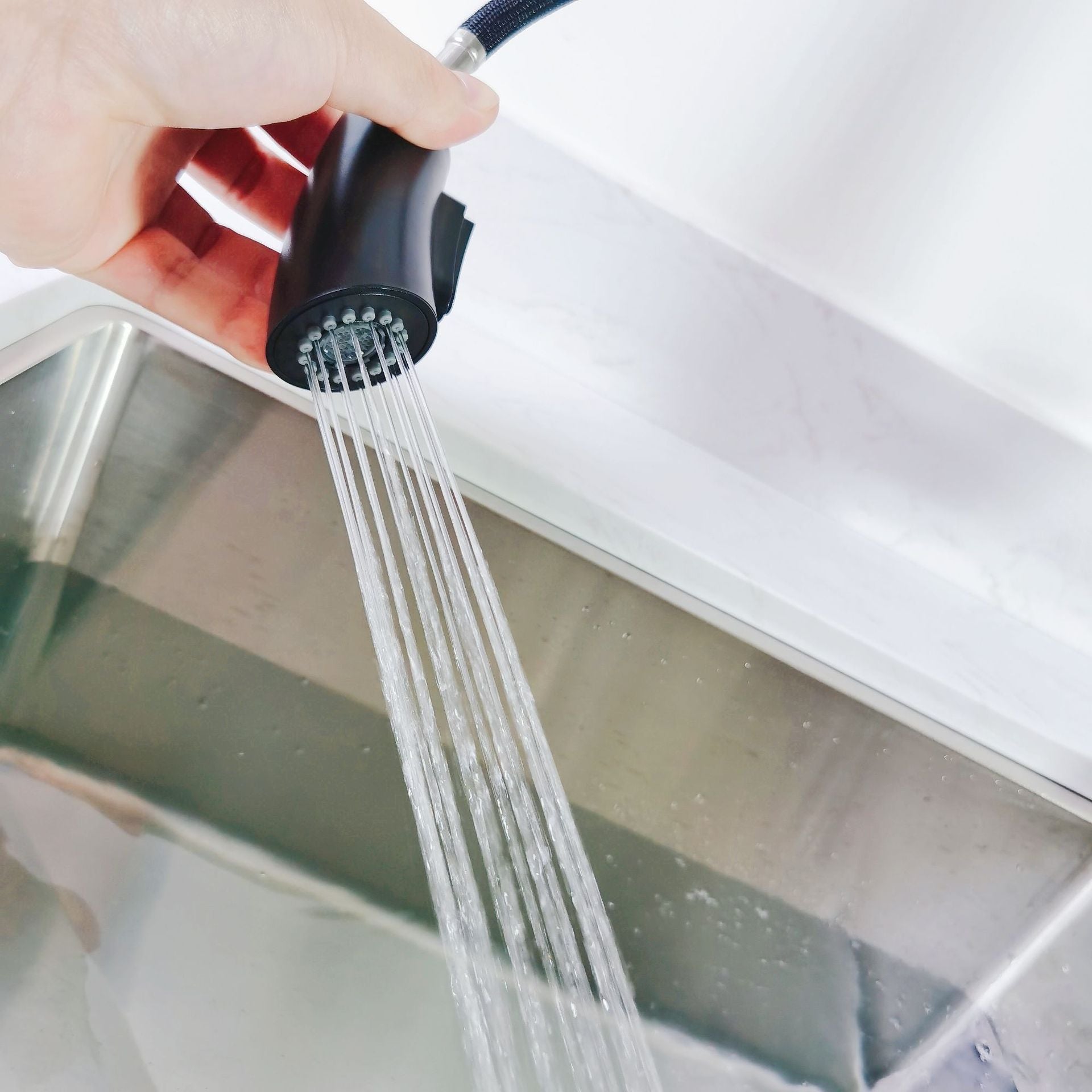 Edelstahl-Küchenarmatur für heißes und kaltes Wasser mit verstecktem ausziehbarem Kopfsprüher